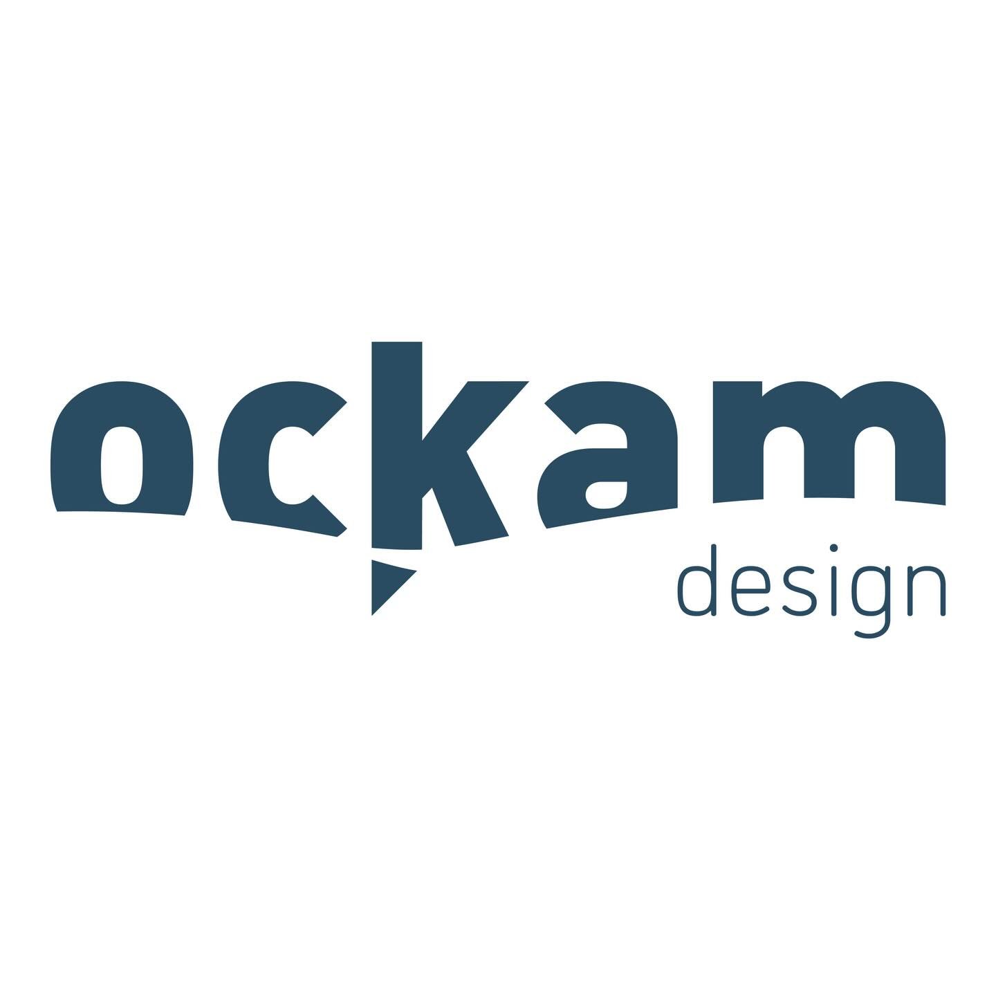 O logotipo da Ockam Design nasceu há 20 anos, como parte de um trabalho de conclusão de curso. Seu nome e seu princípio se inspiram em Guilherme de Ockham*. A famosa “navalha de Ockham” aparece discretamente no desenho da palavra na letra k e a grafia do nome foi simplificada de forma intencional, para facilitar a vida de quem fosse ler. Pode ir lá conferir, nós esperamos. Viu? O bom design é assim, capaz de simplificar sem apagar significados; ele reorganiza para tornar tudo mais claro.